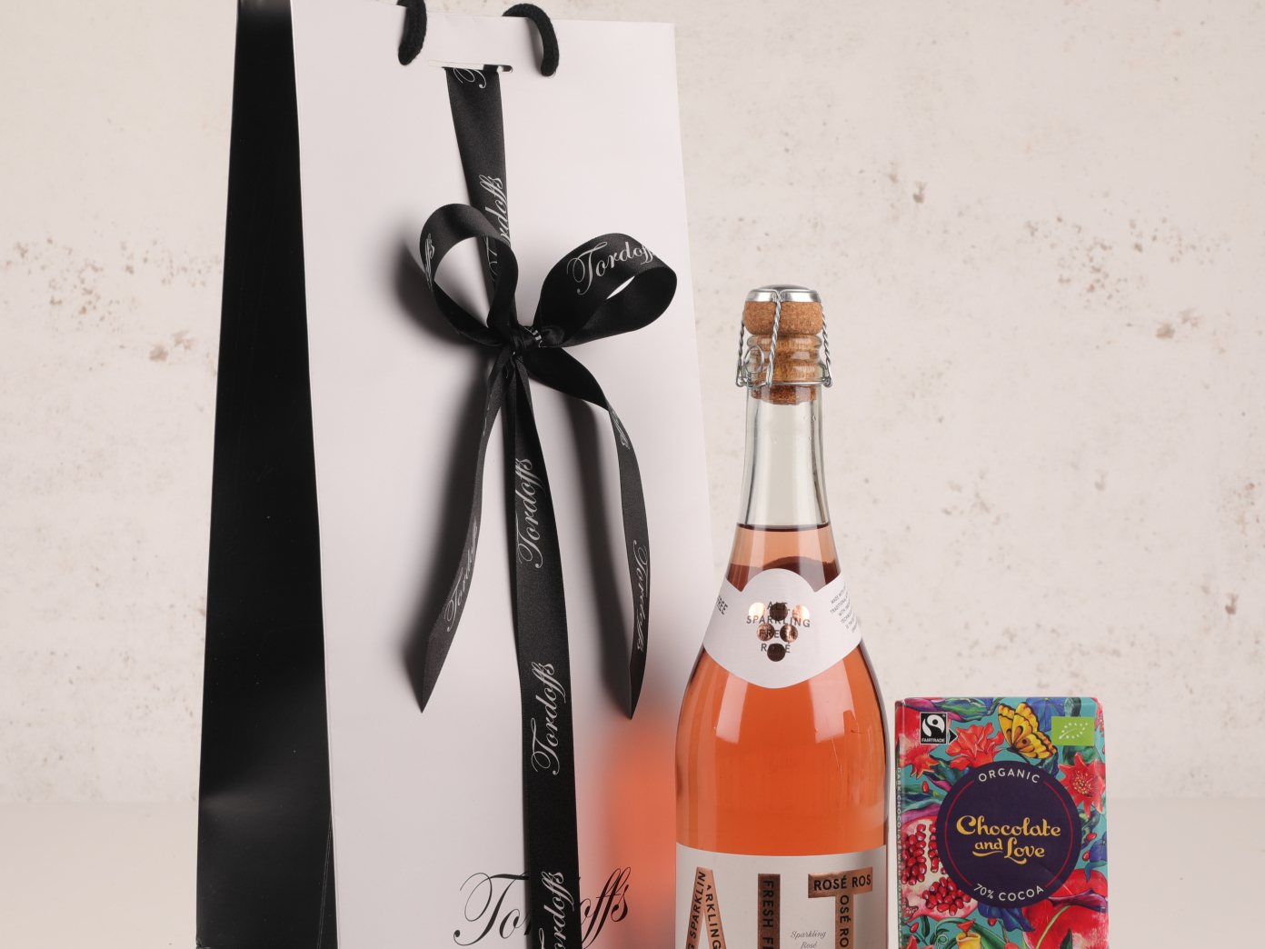 Non-alcoholic Sparkling with Rich Dark Chocolate