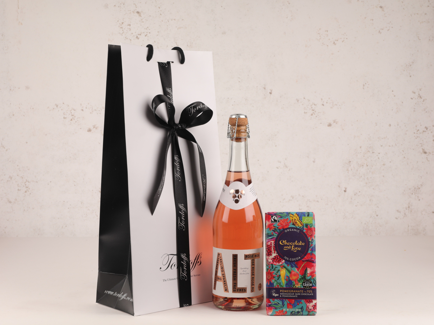 Non-alcoholic Sparkling with Rich Dark Chocolate